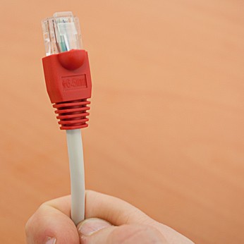 Deslice el pasacables sobre el conector.
