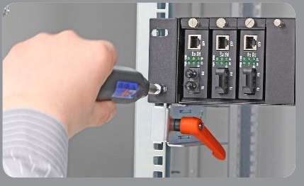 Herramienta para el montaje de accesorios de gabinetes de servidores de 19 pulgadas