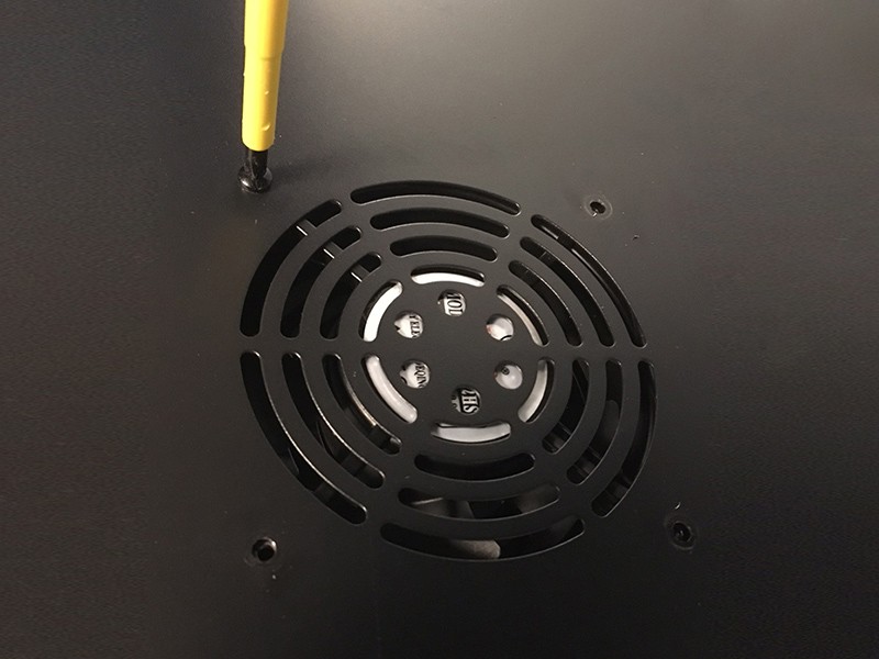 Atornillar la unidad del ventilador al mismo tiempo.